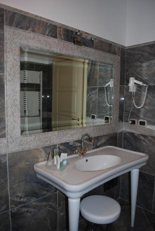 Regina Di Saba - Hotel Villa Per Ricevimenti Grottaminarda Chambre photo